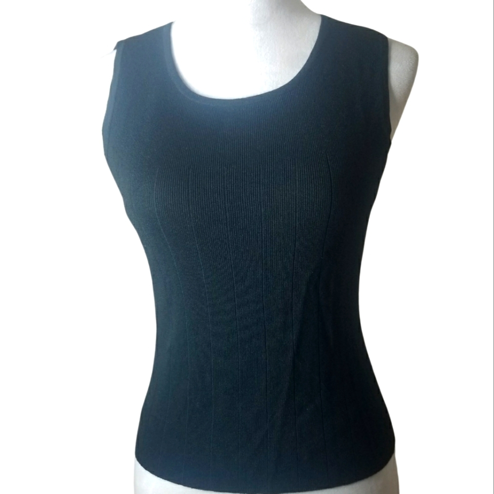 🦋Finity Petite Sleeveless Knit Black Top